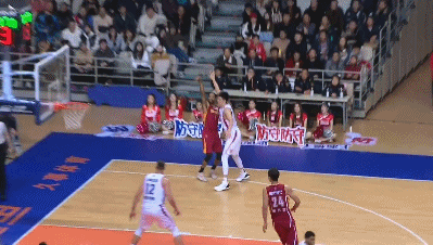 朱旭航从对方身上跨过吃T.gif