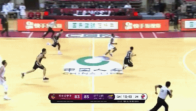 吉布森反击欧洲步上篮打停辽宁.gif