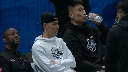 林书豪场边观战.gif