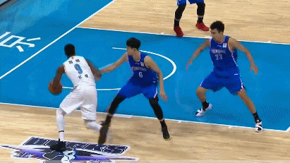 尤度晃开防守双手暴扣.gif