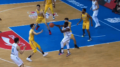 黄毅超外线三分压哨命中.gif