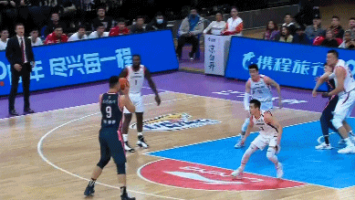 赵继伟帽掉易建联投篮.gif
