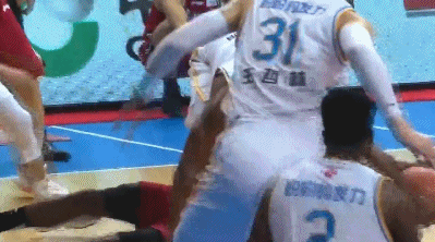 康宁汉姆和富兰克林激烈争球.gif