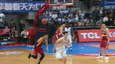 黄毅超和富兰克林相撞.gif