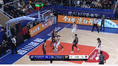 易建联再送大帽.gif
