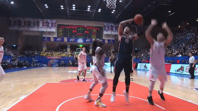 景菡一身后大帽赵睿.gif