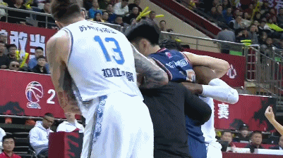 何敬佳被吉布森搀扶出场.gif