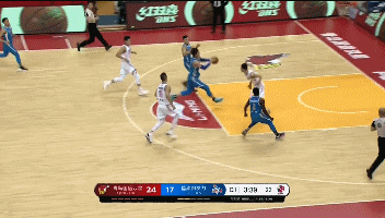 王哲林反击双手暴扣.gif