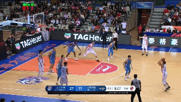 麦卡勒姆压哨超远3分.gif