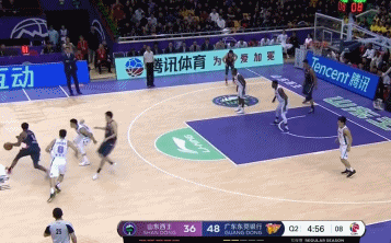 阿联这次欲双手扣篮被双人帽下.gif