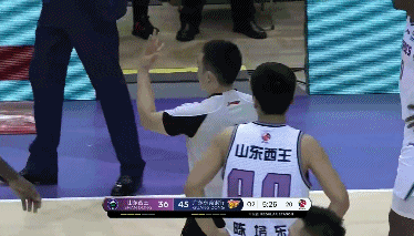 哈德森不满判罚被吹技术犯规.gif