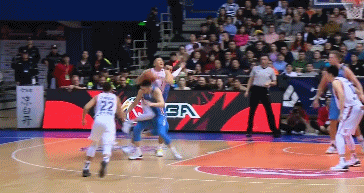 王骁辉痛苦倒地.gif