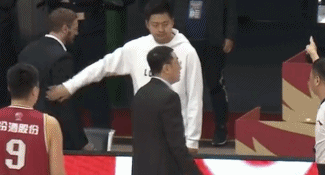 山西队助教被驱逐出场.GIF