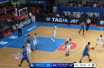 福特森连过3人极限上篮疯狂追分.gif
