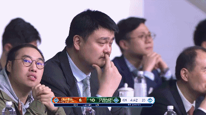 姚明现场观战(1).gif