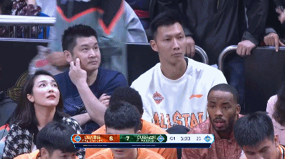 易建联现场观战.gif
