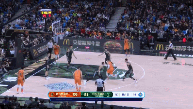 易建联篮下暴扣.gif