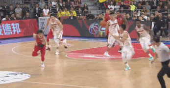 马尚反击妙传助攻曾繁日双手暴扣.gif