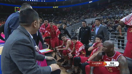 吉林主帅摔战术.gif