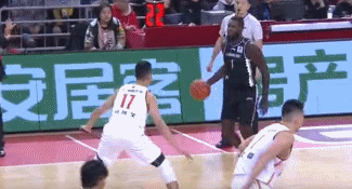 史蒂芬森隔人劈扣.gif