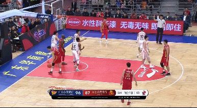 赵睿与裁判争论被吹技术犯规.gif