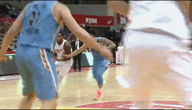 亚当斯空中扭曲身体将球打进.gif