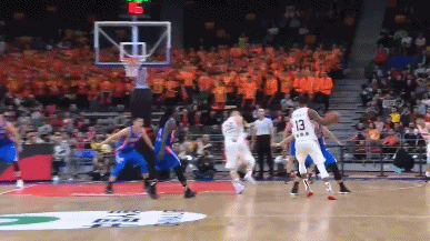 曾繁日隔着左朕年扣篮2+1.gif