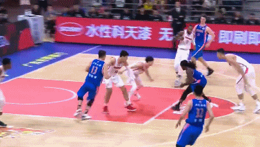 易建联和威姆斯下快攻没人捡球.gif
