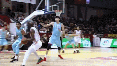 琼斯超远压哨3分.gif
