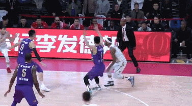 吴前顶着孙悦防守命中压哨三分.gif