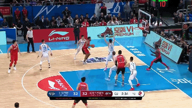 弗里曼投篮被方硕帽掉.gif