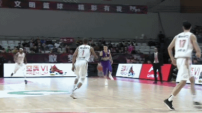 孙悦助攻王少杰空接打进.gif
