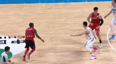 王骁辉撞倒李慕豪  倒地不起.gif