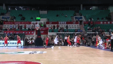 贾明儒晃开防守3分命中 打平比分.gif