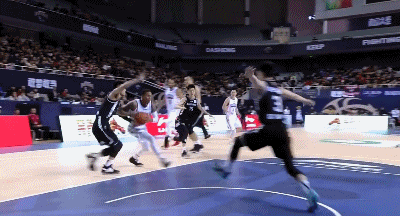赵继伟被踢到肚子.gif