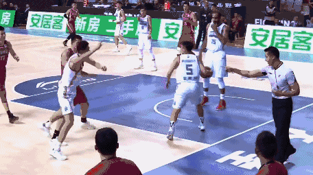 郭一飞与邢志强卡位两队爆发冲突.gif