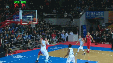 王哲林违体犯规.gif