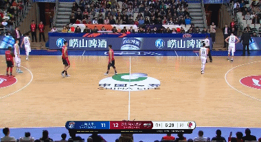 莫泰受伤离场.gif