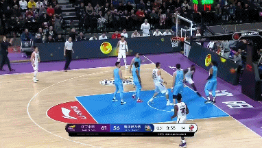 芬森和斯托克斯差点起冲突  韩德君去劝架.gif