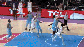 双方拼命争球.gif