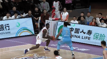 巴斯上篮2+1  斯托克斯6犯离场.gif
