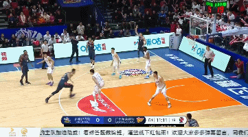 周琦钉板大帽易建联.gif