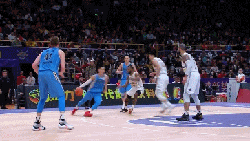 林书豪分球汉密尔顿空位3分打进.gif