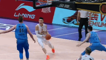 孙悦送空接助攻 莫尔特里空接暴扣打进.gif