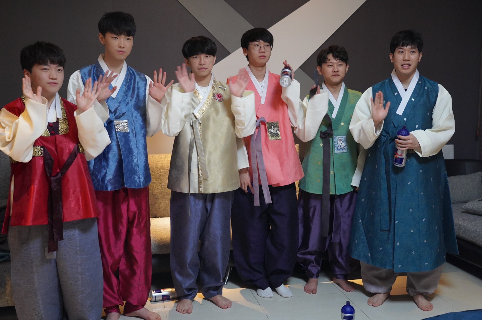 DRXæ´æ°æ°å¹´è´ºå¾ï¼ç©¿é©ææå¹´çéæä»¬