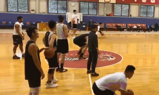 双手运球.gif