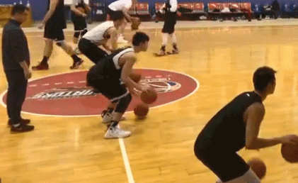 双手运球3.gif