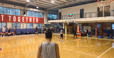 沈梓捷奇怪发型.gif