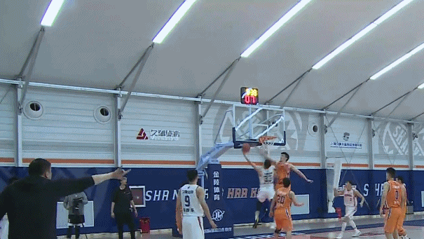 罗汉琛抛投入篮.gif