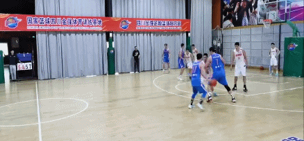 蓝队底角3分追平比分.gif